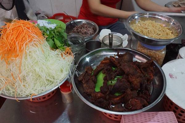 Du lich Ha Noi - Một đĩa nộm bò đầy đủ giá khoảng 20.000 đồng.
