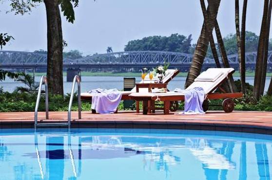 Hồ bơi ngoài trời hướng sông tại Khách sạn Century Riverside Huế