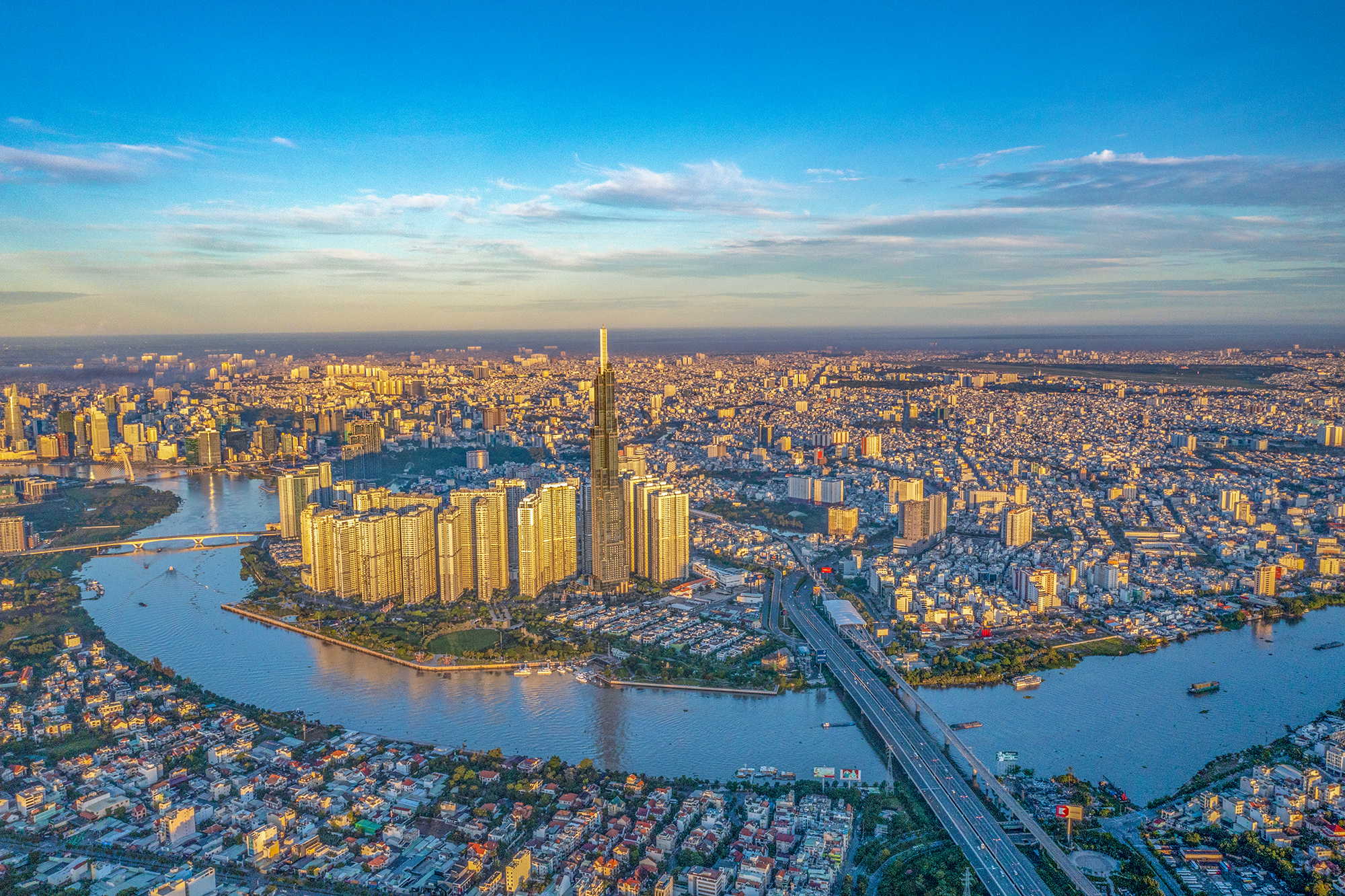 TP. Hồ Chí Minh rực rỡ trong ánh bình minh. Ảnh: Báo ảnh Việt Nam