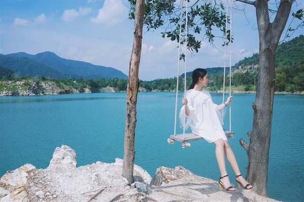 Hồ Đá Xanh Vũng Tàu cảnh quan hồ nước và núi đá