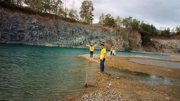 Hồ nước xanh ngắt tuyệt đẹp. Ảnh: ST