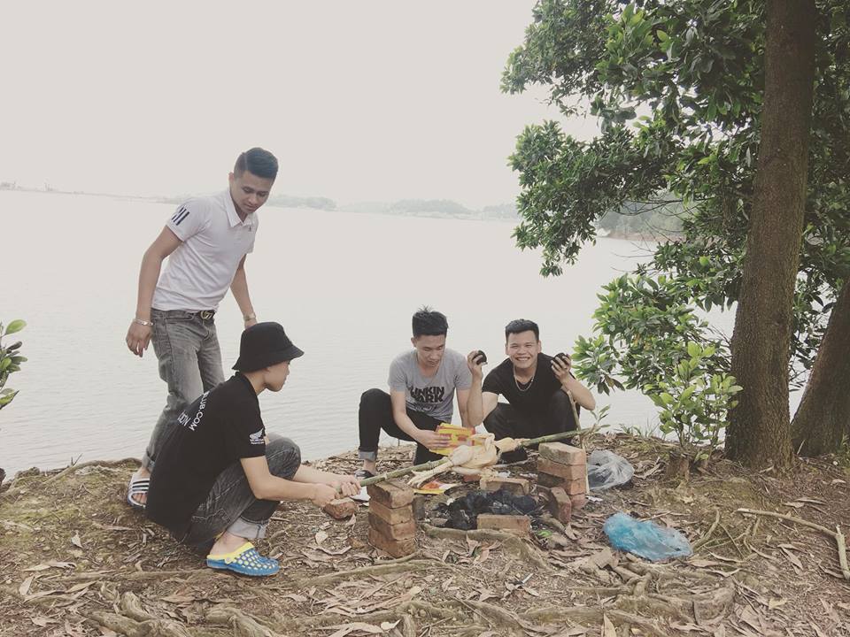 Nướng gà ngay tại bờ hồ Hồ Đồng Quan