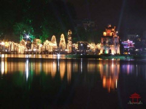 Hồ Gươm huyền ảo trong đêm Giáng sinh