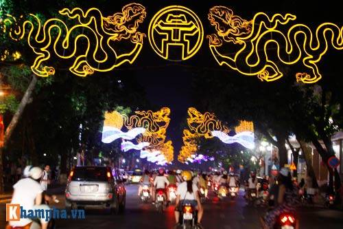 Không gian ánh sáng rực rỡ khi đi du lịch Hà Nội