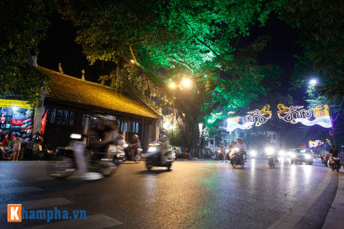Đền Ngọc Sơn rực sáng về đêm