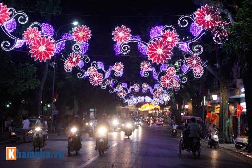 Phố Hàng Khay lung linh ánh đèn trang trí