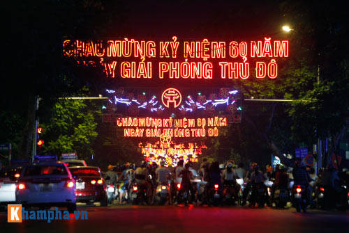 Đường phố rực rỡ cờ hoa ngày đại lễ