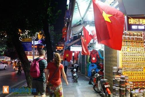 Cờ Tổ quốc tung bay trên khắp các nẻo đường