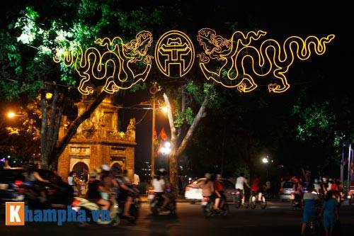 Đường phố Hà Nội lung linh ánh đèn hoa
