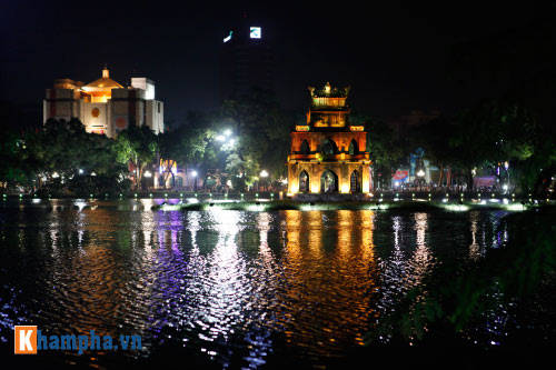 Tháp Rùa rạng rỡ soi bóng nước hồ Gươm