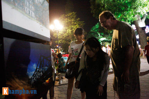 Triển lãm ảnh nghệ thuật ven hồ Gươm