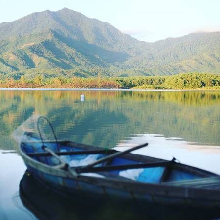 Ở hồ Hòa Trung, mọi thứ dường như rất yên bình và dân dã, mang lại cảm giác nhẹ nhàng trong tâm hồn mỗi con người. Ảnh: m.y.l.i.n.h.h