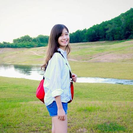 Vào mùa nước cạn, hồ trở thành nơi cắm trại lý tưởng với thảm cỏ xanh mướt trải dài như thảo nguyên. Nơi đây đang dần bắt đầu trở thành điểm đến hấp dẫn của nhiều bạn trẻ qua những hình ảnh yên bình, dân dã. Ảnh: imthanhduyen