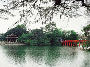 Hồ Hoàn Kiếm và đền Ngọc Sơn địa điểm du lịch Hà Nội thơ mộng