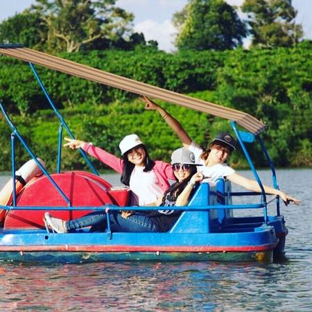 Du khách cắm trại bên bờ hồ Nam Phương Bảo Lộc