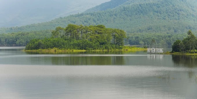 Hồ Yên Trung là hồ nước ngọt lớn ở tỉnh Quảng Ninh, rộng khoảng 100 ha, thuộc phường Phương Đông (TP Uông Bí). Bao quanh hồ là màu xanh của những ngọn núi và các cánh rừng thông lâu năm, khiến nơi này được nhiều du khách ví như “Đà Lạt thu nhỏ” của Quảng Ninh.