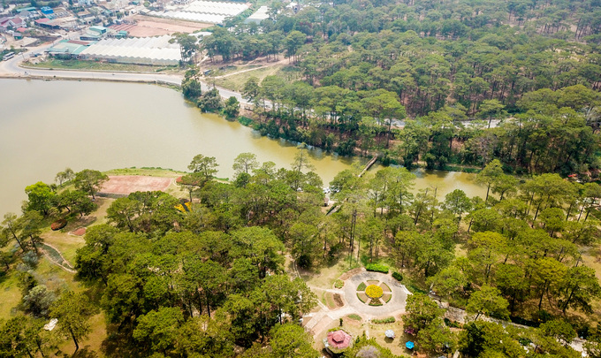 Hồ Than Thở nằm giữa khu rừng thông hoang sơ, cách trung tâm thành phố Đà Lạt khoảng 6 km