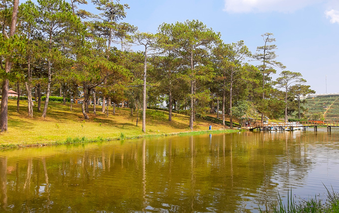 Ban đầu, hồ có tên là “Lac des Soupirs”, trong đó “lac” là hồ, còn “soupirs” là tiếng gió thổi trong rừng.  Năm 1956, hồ được đổi tên thành Than Thở. Sau năm 1975, hồ lại đổi tên thành Sương Mai, nhưng người dân Đà Lạt mỗi khi nhắc đến nơi đây đều gọi là hồ Than Thở. Nên sau đó hồ được khôi phục tên cũ vào năm 1990.