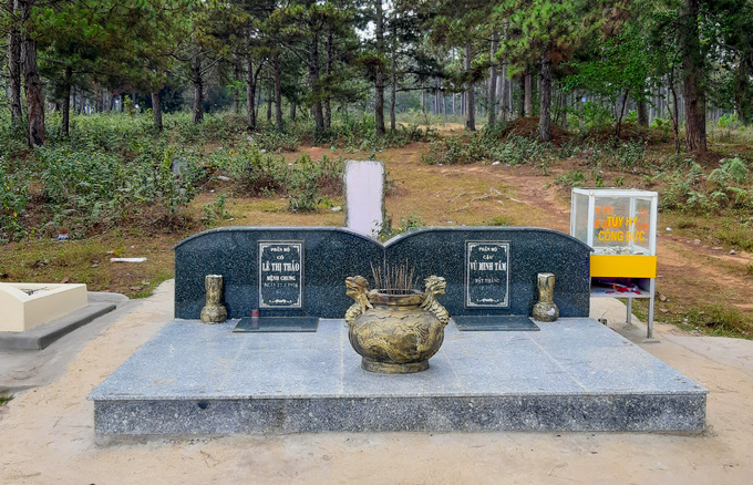 Bên cạnh đó, những câu chuyện tình buồn diễn ra xoay quanh hồ Than Thở cũng khiến cho cái tên “có hồn” hơn.  Một câu chuyên có thật kể về Vũ Minh Tâm cùng Lê Thị Thảo yêu nhau tha thiết, thề hẹn ở bờ hồ nhưng không đến được với nhau do gia đình phản đối. Cô gái ra hồ Than Thở tự vẫn vào một chiều tháng 3/1956. Chàng trai mất sau khi nhập ngũ, được bạn bè đưa thi thể về Đà Lạt chôn cạnh mộ của Thảo và làm cho hai người một tấm bia chung. Sau năm 1975, cha mẹ anh Tâm đã bốc mộ anh về quê
