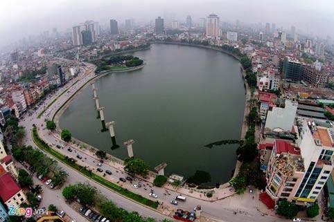 Hồ Hoàng Cầu với tuyến đường sắt trên cao chạy qua