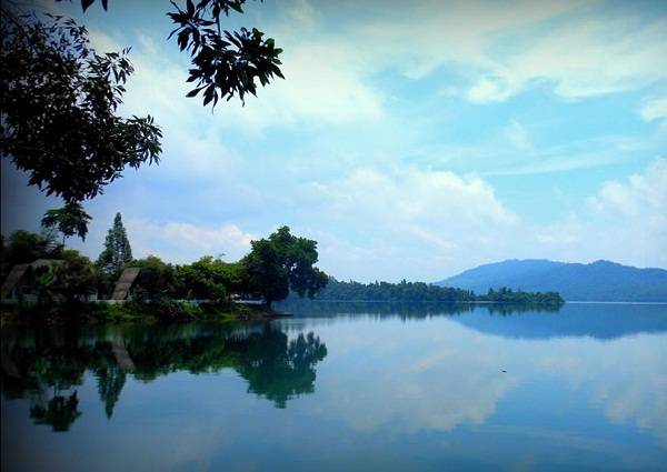 Du lịch Hồ Phú Ninh Quảng Nam mặt nước xanh