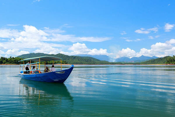 Du lịch hồ Phú Ninh dành cho những người yêu thích sự yên tĩnh, nhẹ nhàng, rời khỏi chốn phồn hoa đô thị trong vài ngày. Ảnh: phuninhlake