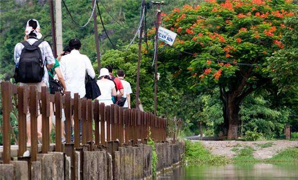 Trải nghiệm đi thuyền tôn ngắm cảnh đẹp hoang sơ trên hồ