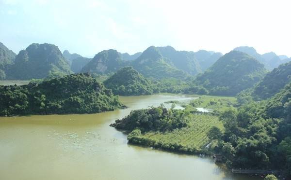 Nhìn từ trên cao, Hồ Quan Sơn đẹp như một bức tranh sơn thủy hữu tình