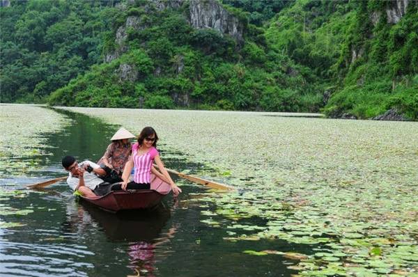 Ngồi thuyền vãn cảnh là hoạt động đặc trưng nhất tại đây