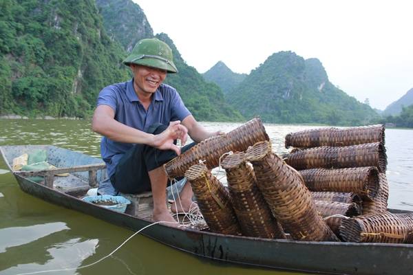 Người dân địa phương đặt vó bẫy tôm lúc xế chiều trên hồ