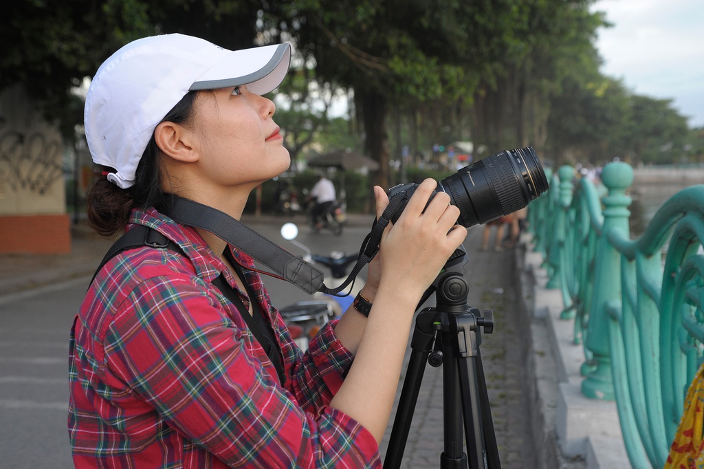 Chị Bảo Ngân săn ảnh hoàng hôn hồ Tây