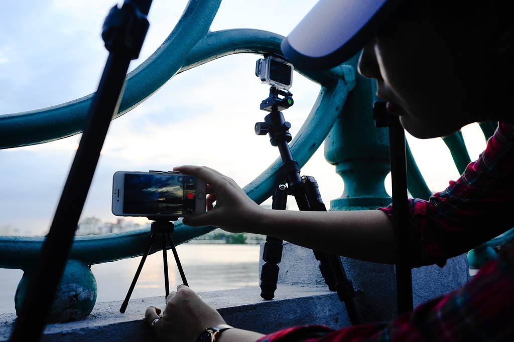Chị Ngân dùng GoPro ghi lại hoàng hôn hồ Tây