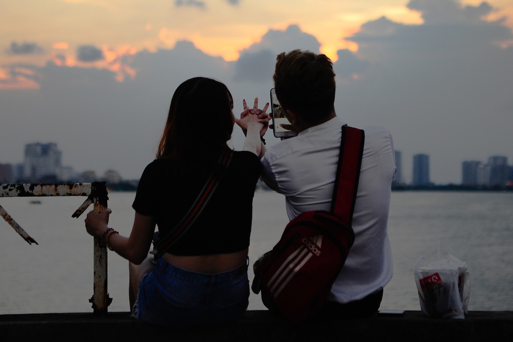 Hoàng hôn hồ Tây lãng mạn với cặp đôi