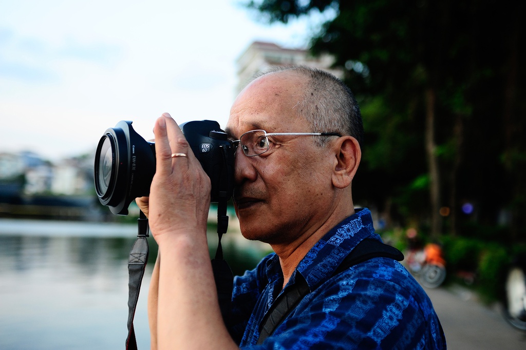 Người lớn tuổi cũng có khá nhiều. Ông Dũng bắt đầu chụp ảnh từ những năm 80 của thế kỷ trước. Địa điểm chụp hoàng hôn yêu thích của ông là khu vực cạnh chùa Trấn Quốc. “Từ đây tôi có góc thoáng đãng, ít bị vướng những công trình xây dựng vào trong khung hình”, ông nói.