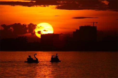 Cảnh hoàng hôn lãng mạn trên Hồ Tây Hoàng hôn nhuộm vàng Hồ Tây khi du lịch Hà Nội