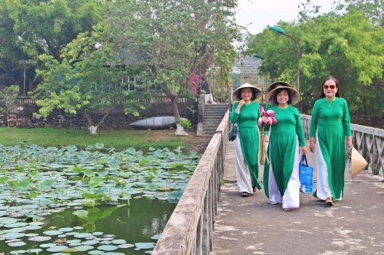 Khách du lịch đi dạo thanh bình bên bờ hồ Tịnh Tâm Huế