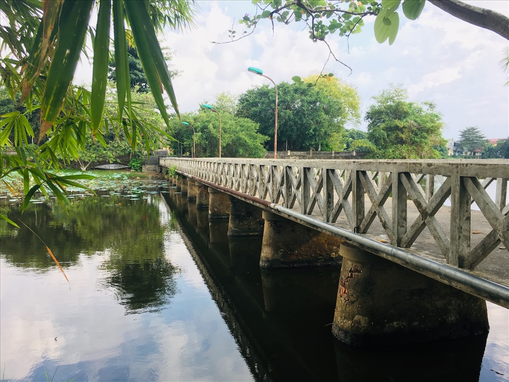 Cầu Hồng Cừ bắc qua đảo Bồng Lai tại hồ Tịnh Tâm