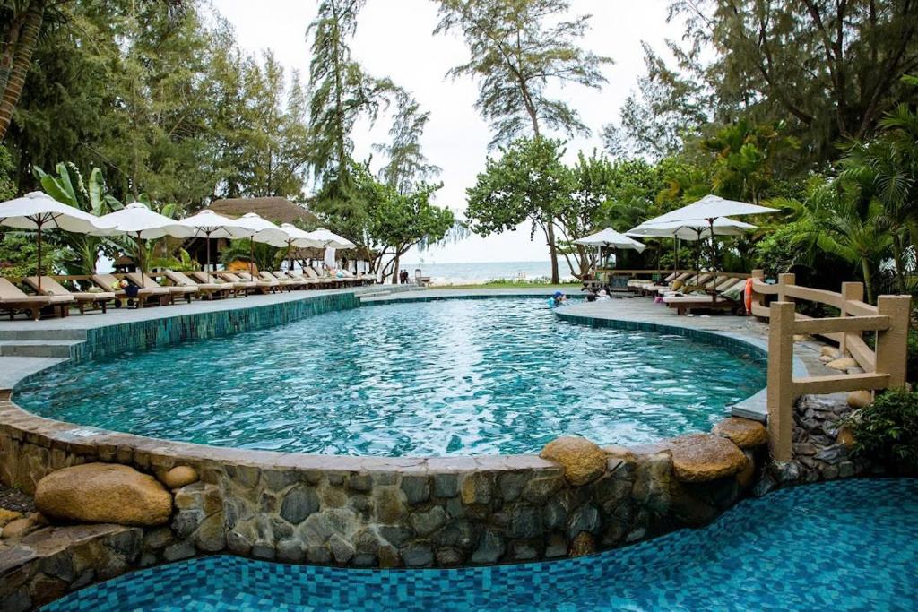 Hồ bơi hướng biển tại Hồ Tràm Beach Resort