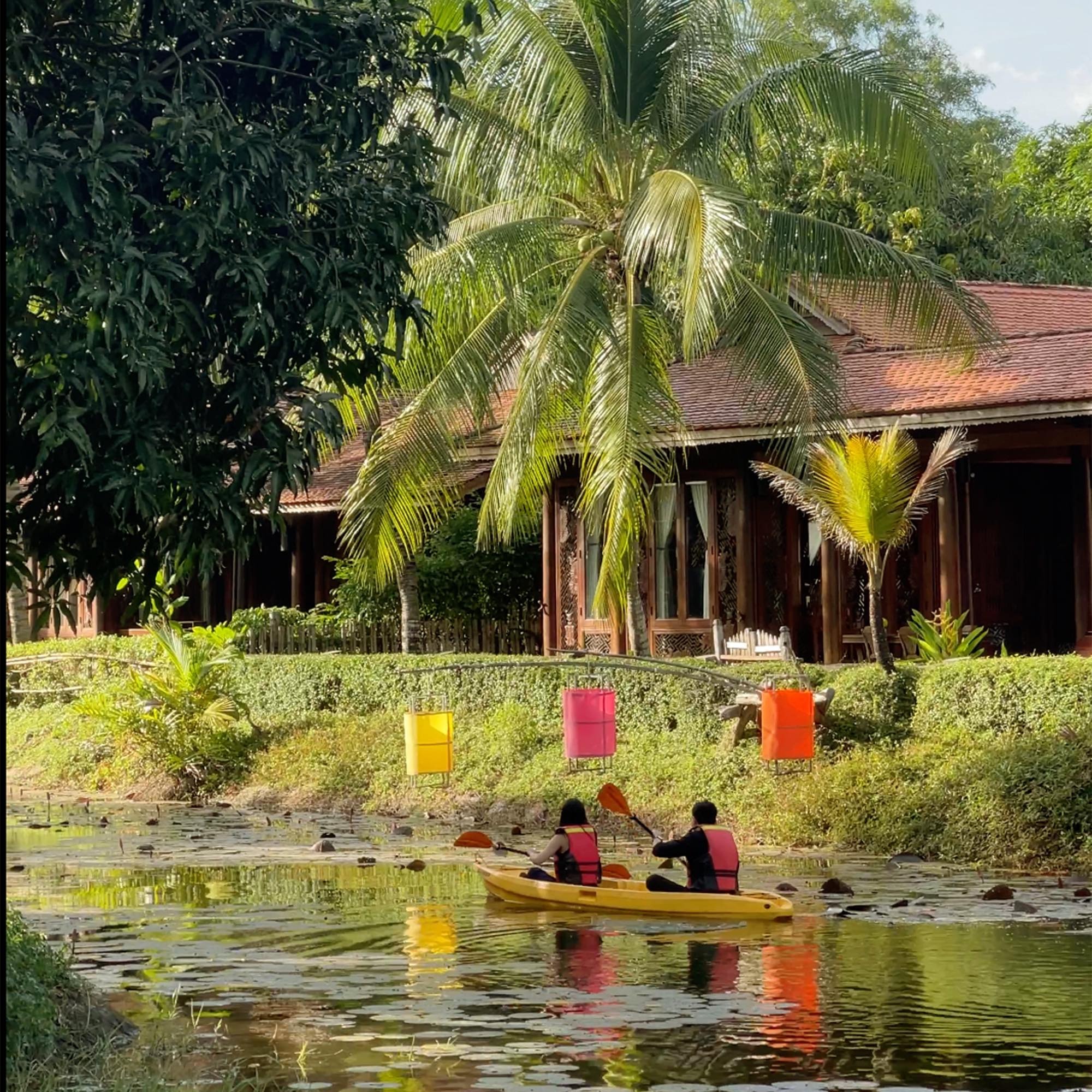 Hoạt động chèo thuyền kayak tại Hồ Tràm Beach Resort
