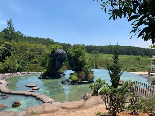 Không gian xanh mát xung quanh hồ. Ảnh: IG.
