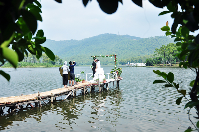 Chụp ảnh cưới bên hồ Yên Trung