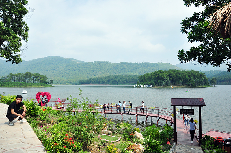Hồ Yên Trung nhìn từ trên cao