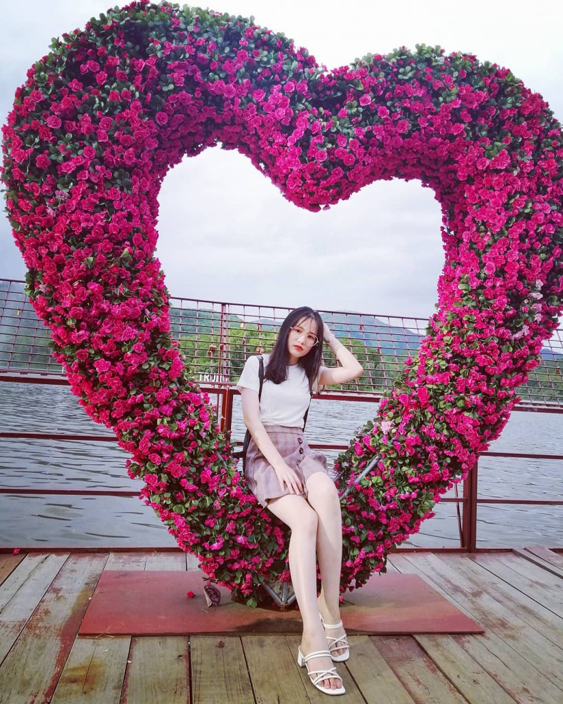Hoa kết hình trái tim tại Hồ Yên Trung