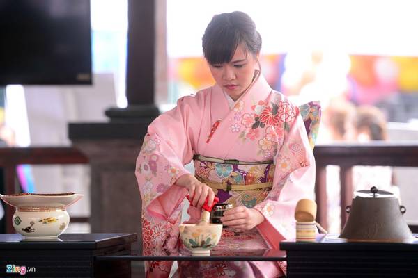 Thiếu nữ biểu diễn pha trà đạo Nhật Bản tinh tế và uyển chuyển tại lễ hội hoa anh đào