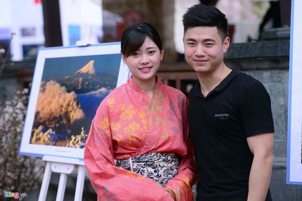 Thiếu nữ duyên dáng trong trang phục Kimono truyền thống chụp ảnh lưu niệm