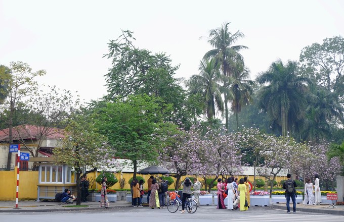 Chiều 26/2 rất nhiều người đầu tư trang phục tới đoạn đường Bắc Sơn để có những bộ hình lưu niệm với hoa ban Tây Bắc.