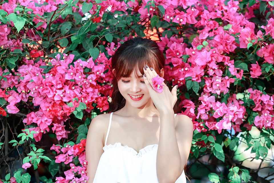 Hoa giấy Sài Gòn khoe sắc rực rỡ trên góc phố