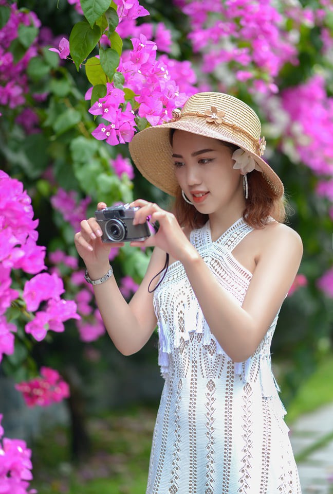 hoa-giay-khoe-sac-tren-goc-pho-sai-thanh-ivivu-3