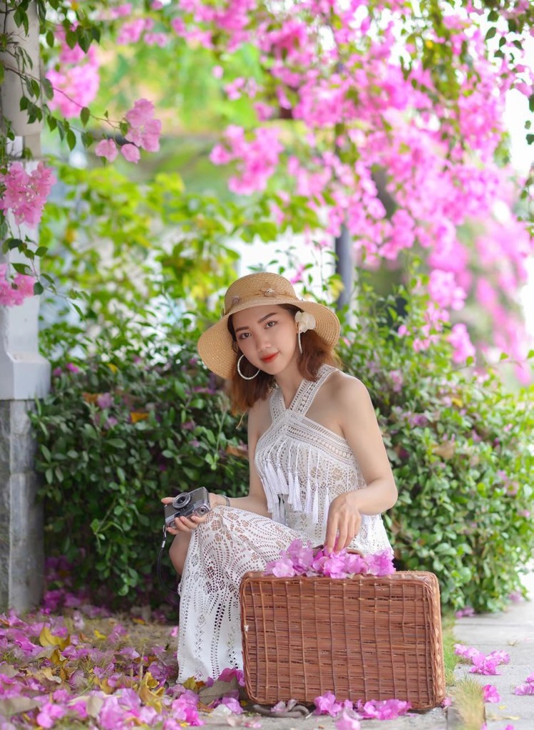 hoa-giay-khoe-sac-tren-goc-pho-sai-thanh-ivivu-4