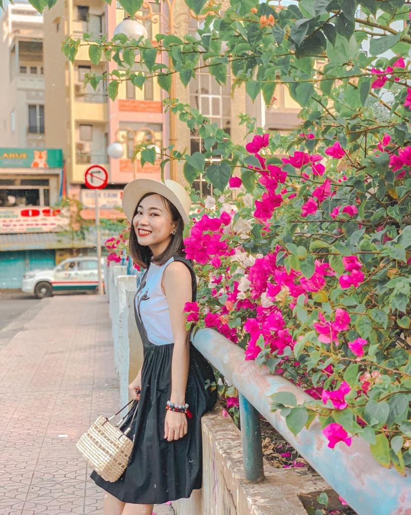 hoa-giay-khoe-sac-tren-goc-pho-sai-thanh-ivivu-6